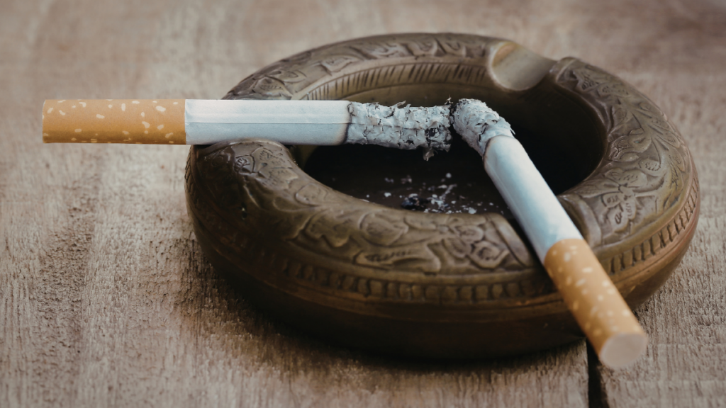 Levantamento em 55 países coloca o Brasil entre os mais afetados por bitucas de cigarro, com impactos em praias e ecossistemas costeiros.