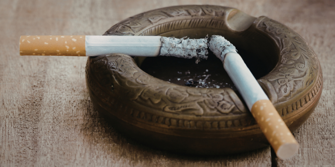 Levantamento em 55 países coloca o Brasil entre os mais afetados por bitucas de cigarro, com impactos em praias e ecossistemas costeiros.