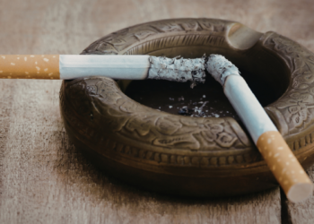 Levantamento em 55 países coloca o Brasil entre os mais afetados por bitucas de cigarro, com impactos em praias e ecossistemas costeiros.