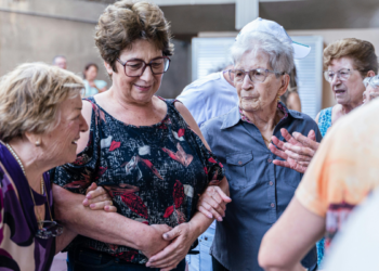 A chamada “geração sanduíche” cresce no Brasil com o aumento da longevidade e famílias menores, colocando adultos entre o cuidado de pais idosos e filhos.
