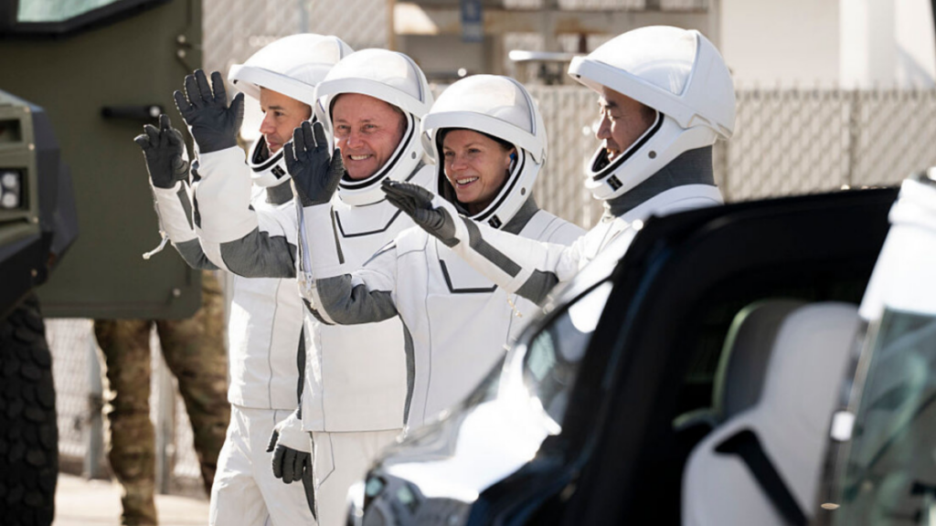 Auditoria dos EUA indica possível atraso nos trajes espaciais da NASA para o programa Artemis, o que pode comprometer missão lunar prevista para 2028.