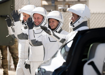 Auditoria dos EUA indica possível atraso nos trajes espaciais da NASA para o programa Artemis, o que pode comprometer missão lunar prevista para 2028.