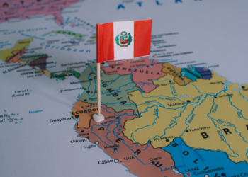 Diretor do órgão eleitoral do Peru renuncia após problemas na apuração do primeiro turno; país enfrenta instabilidade política e atraso na divulgação do resultado.