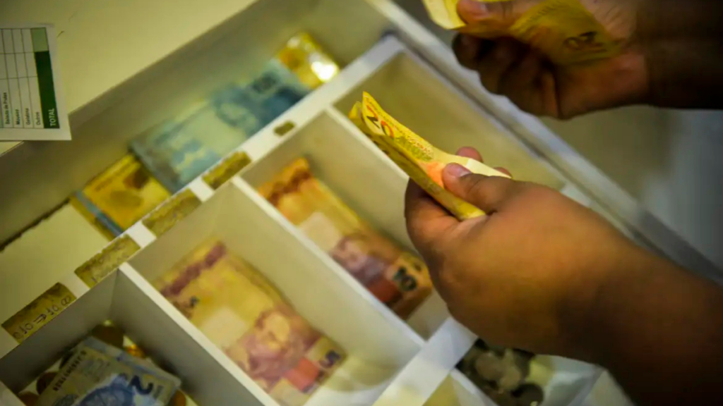 STF interrompe julgamento sobre mínimo existencial, valor que protege renda básica contra dívidas; decisão final ainda não tem data.