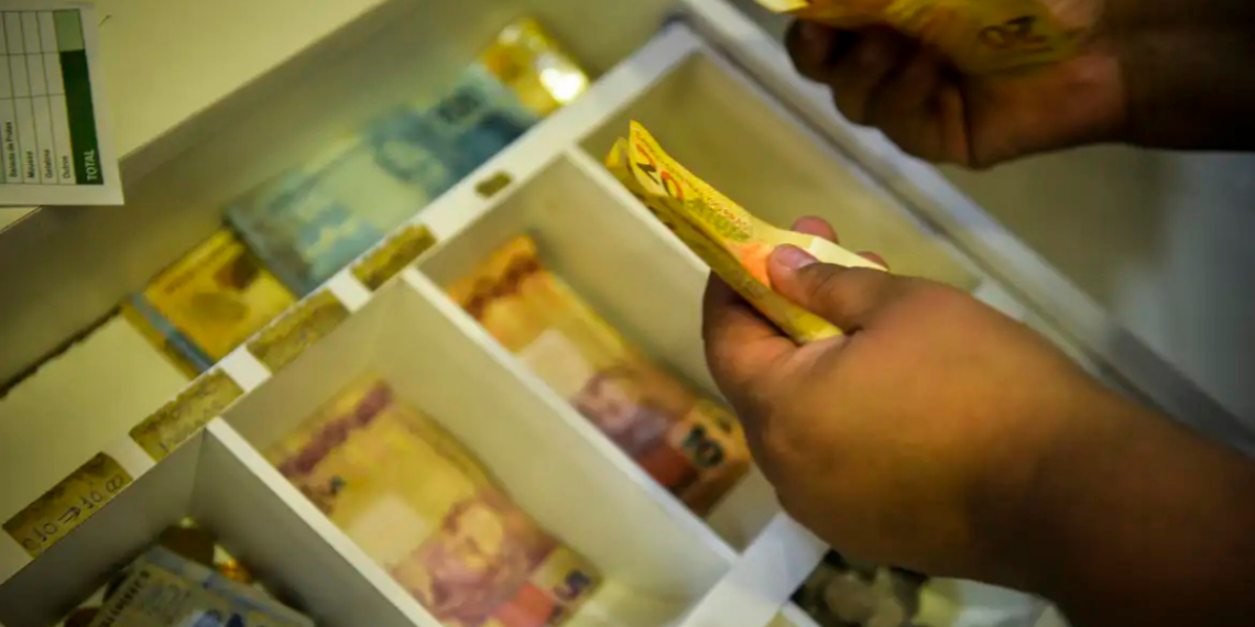 STF interrompe julgamento sobre mínimo existencial, valor que protege renda básica contra dívidas; decisão final ainda não tem data.