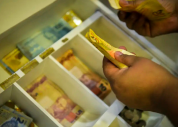 STF interrompe julgamento sobre mínimo existencial, valor que protege renda básica contra dívidas; decisão final ainda não tem data.