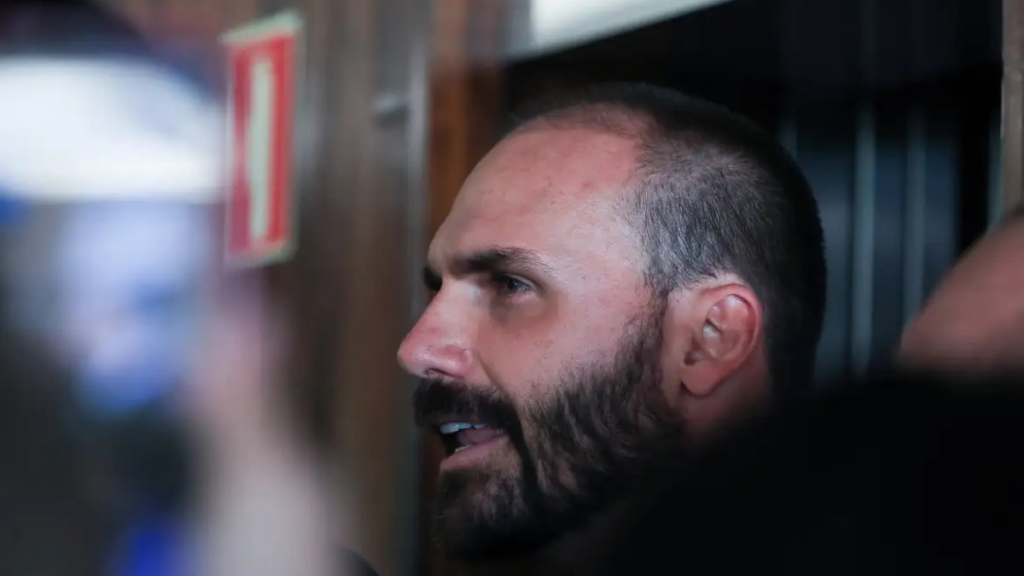 Julgamento no STF sobre acusação de difamação contra Eduardo Bolsonaro é suspenso após pedido de vista, com maioria formada pela condenação.