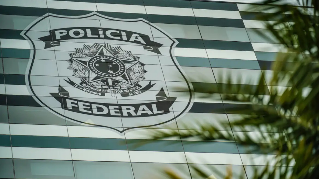 Brasil adota reciprocidade e suspende agente dos EUA após decisão de Donald Trump contra policial federal brasileiro; caso envolve investigação de Alexandre Ramagem.
