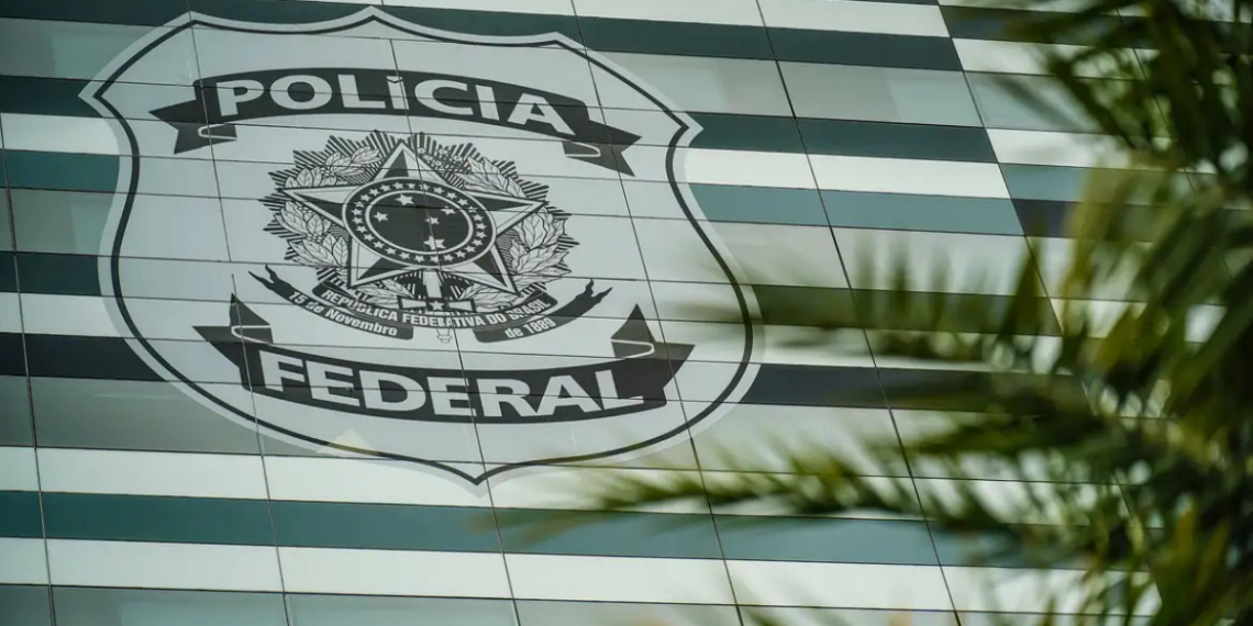 Brasil adota reciprocidade e suspende agente dos EUA após decisão de Donald Trump contra policial federal brasileiro; caso envolve investigação de Alexandre Ramagem.