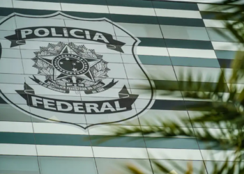 Brasil adota reciprocidade e suspende agente dos EUA após decisão de Donald Trump contra policial federal brasileiro; caso envolve investigação de Alexandre Ramagem.