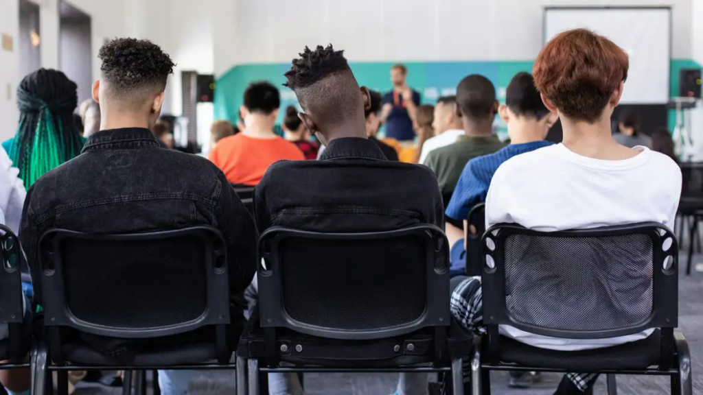 Ensino de jornalismo precisa reforçar ética e pensamento crítico diante da IA e da desinformação, afirma pesquisadora durante encontro na UnB.