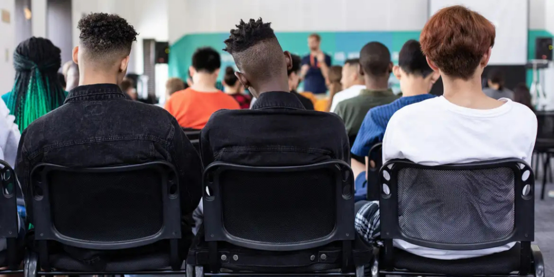Ensino de jornalismo precisa reforçar ética e pensamento crítico diante da IA e da desinformação, afirma pesquisadora durante encontro na UnB.