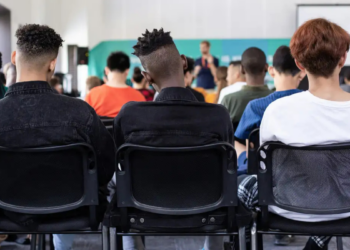 Ensino de jornalismo precisa reforçar ética e pensamento crítico diante da IA e da desinformação, afirma pesquisadora durante encontro na UnB.
