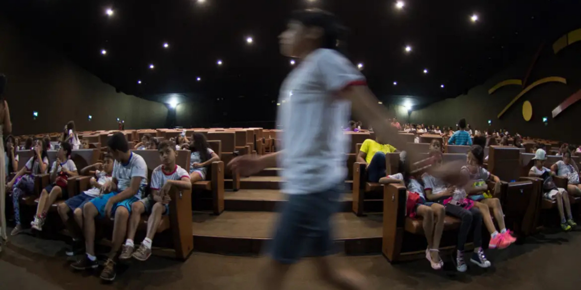 Sessões azuis em cinemas e museus ampliam inclusão de pessoas com TEA no Brasil e reforçam debate sobre acessibilidade cultural.
