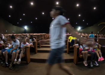 Sessões azuis em cinemas e museus ampliam inclusão de pessoas com TEA no Brasil e reforçam debate sobre acessibilidade cultural.