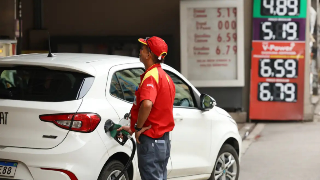 Governo federal encaminha projeto ao Congresso que cria mecanismo de compensação tributária para combustíveis, utilizando receitas do petróleo para reduzir impacto de impostos em meio à crise global de energia.