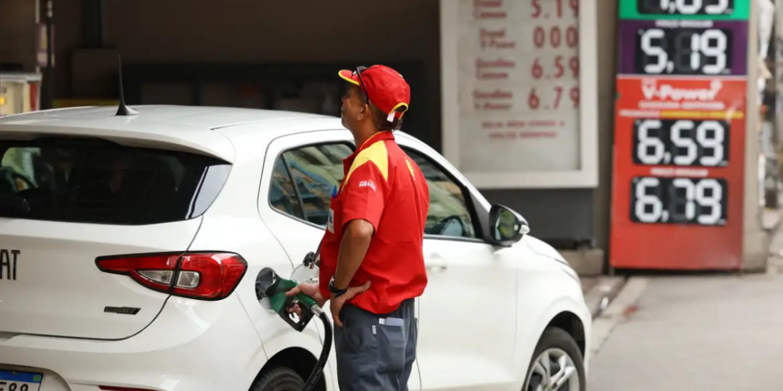 Governo federal encaminha projeto ao Congresso que cria mecanismo de compensação tributária para combustíveis, utilizando receitas do petróleo para reduzir impacto de impostos em meio à crise global de energia.