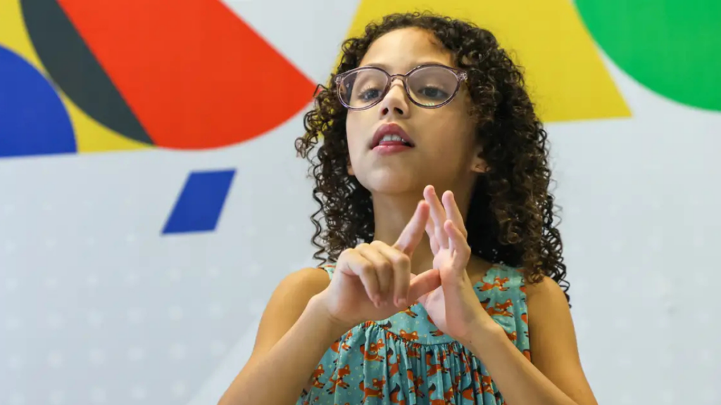 Dia Nacional da Educação para Surdos destaca avanços e desafios da inclusão no Brasil, com foco na Libras e na educação bilíngue.