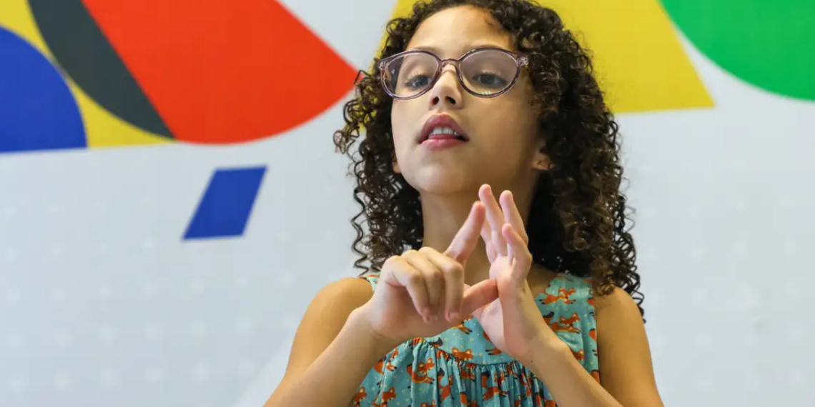 Dia Nacional da Educação para Surdos destaca avanços e desafios da inclusão no Brasil, com foco na Libras e na educação bilíngue.