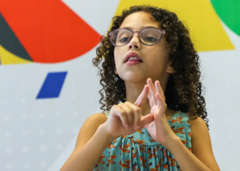 Dia Nacional da Educação para Surdos destaca avanços e desafios da inclusão no Brasil, com foco na Libras e na educação bilíngue.