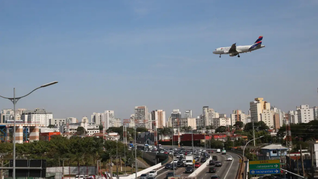 CMN aprova linha de crédito via FNAC e BNDES para companhias aéreas brasileiras enfrentarem alta de custos e manterem operações.