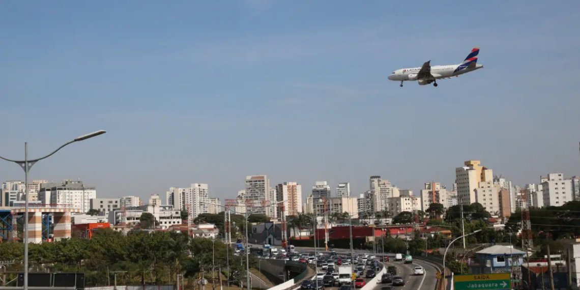 CMN aprova linha de crédito via FNAC e BNDES para companhias aéreas brasileiras enfrentarem alta de custos e manterem operações.