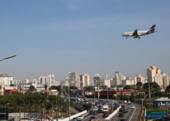 CMN aprova linha de crédito via FNAC e BNDES para companhias aéreas brasileiras enfrentarem alta de custos e manterem operações.