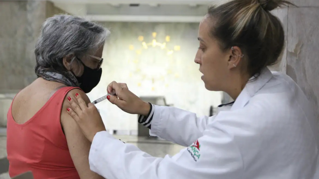 Instituto Butantan expande estudo clínico de vacina contra gripe para idosos, com foco em maior proteção e redução de complicações.