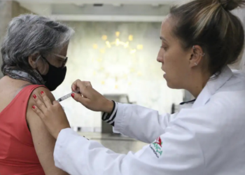 Instituto Butantan expande estudo clínico de vacina contra gripe para idosos, com foco em maior proteção e redução de complicações.