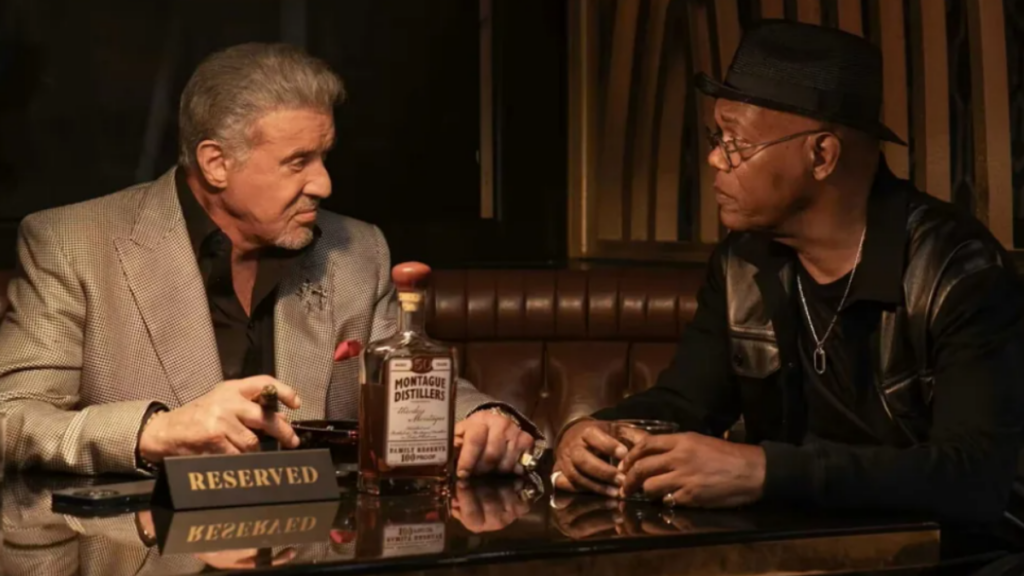 Sylvester Stallone comenta riscos em cenas de ação e defende maior segurança em Hollywood após acidentes envolvendo armas em filmagens.