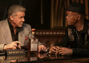 Sylvester Stallone comenta riscos em cenas de ação e defende maior segurança em Hollywood após acidentes envolvendo armas em filmagens.