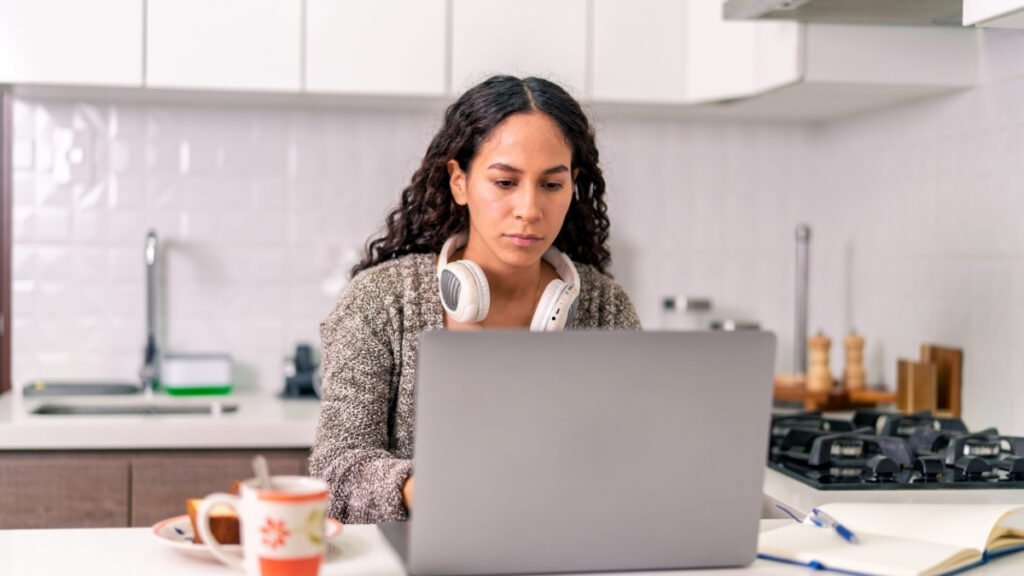 Estudo internacional revela tensão entre trabalhadores jovens e uso de inteligência artificial.