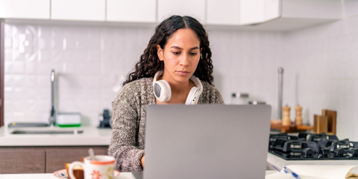 Estudo internacional revela tensão entre trabalhadores jovens e uso de inteligência artificial.