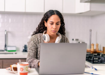 Estudo internacional revela tensão entre trabalhadores jovens e uso de inteligência artificial.