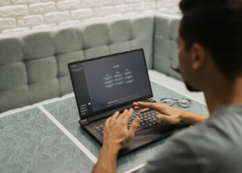 Pesquisa mostra que validação de chatbots pode reforçar crenças erradas.