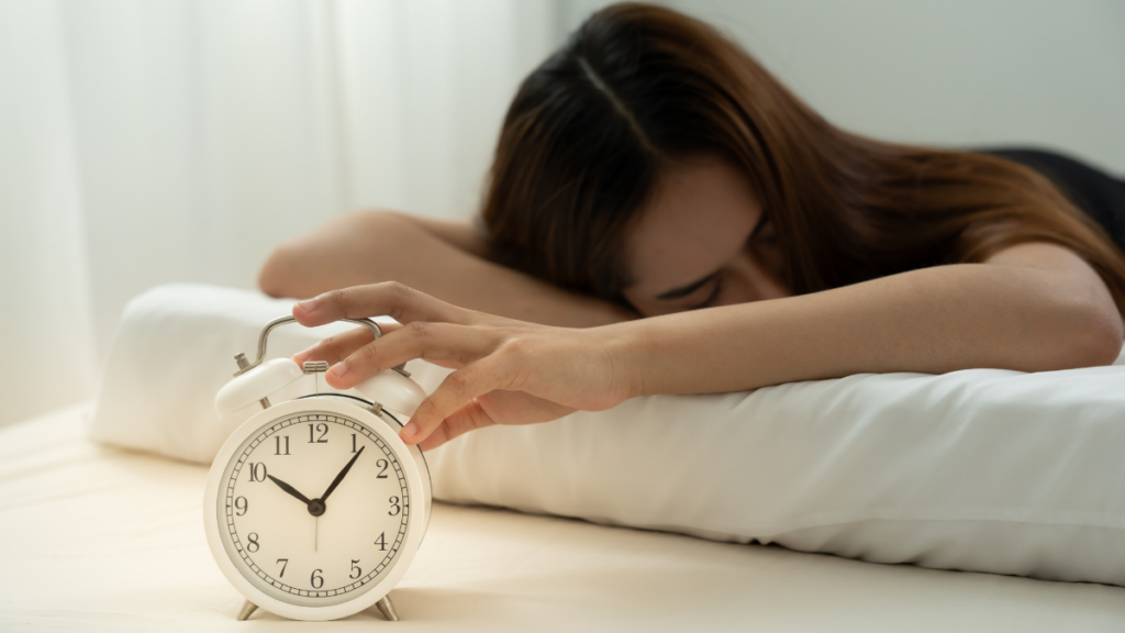 Dormir tarde e acordar cedo gera desalinhamento biológico.