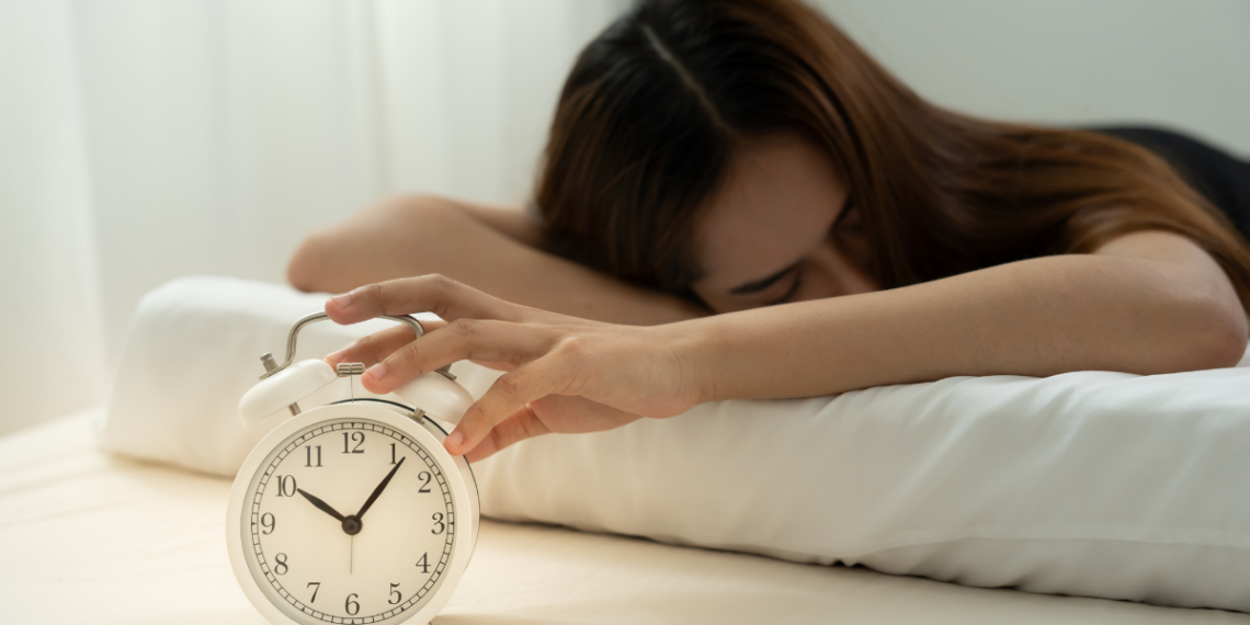 Dormir tarde e acordar cedo gera desalinhamento biológico.