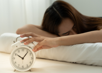 Dormir tarde e acordar cedo gera desalinhamento biológico.