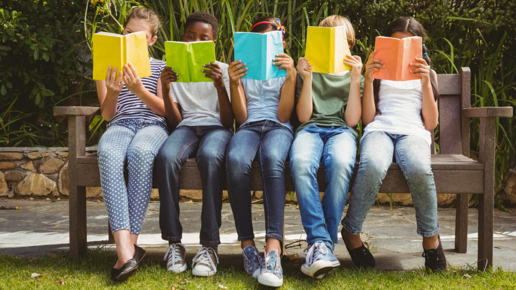 Atividades literárias acontecem na biblioteca e em praça pública.