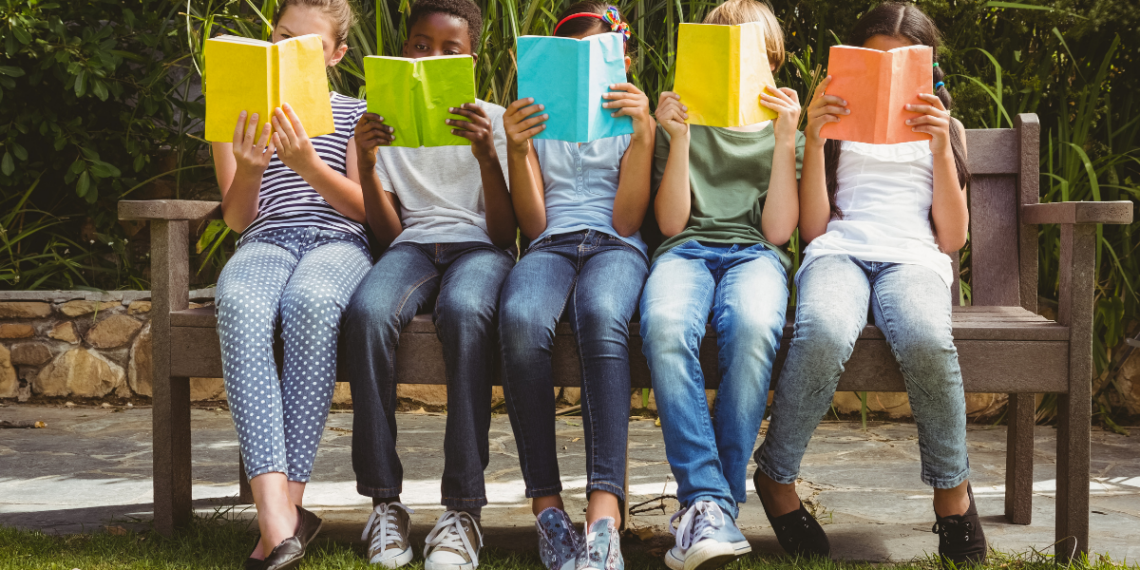 Atividades literárias acontecem na biblioteca e em praça pública.