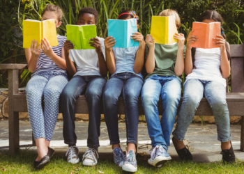 Atividades literárias acontecem na biblioteca e em praça pública.