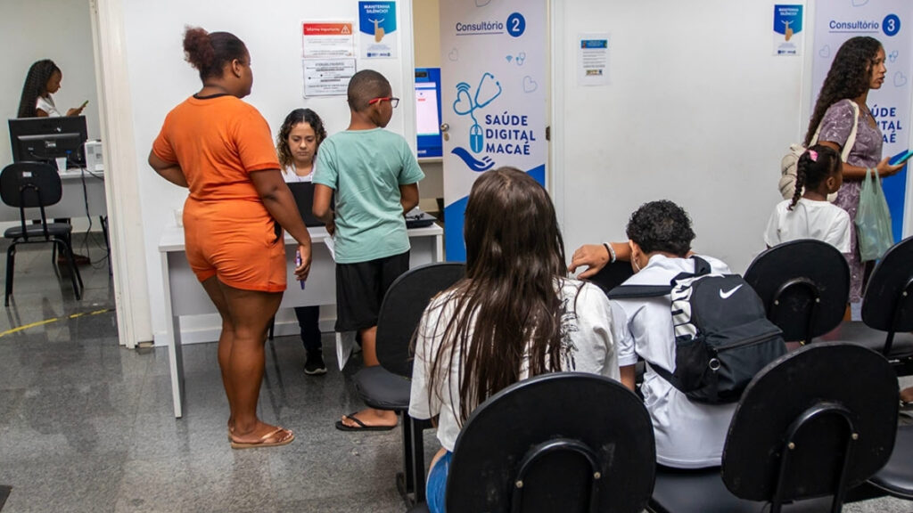 Pacientes recebem encaminhamentos para especialistas.