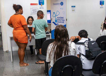 Pacientes recebem encaminhamentos para especialistas.