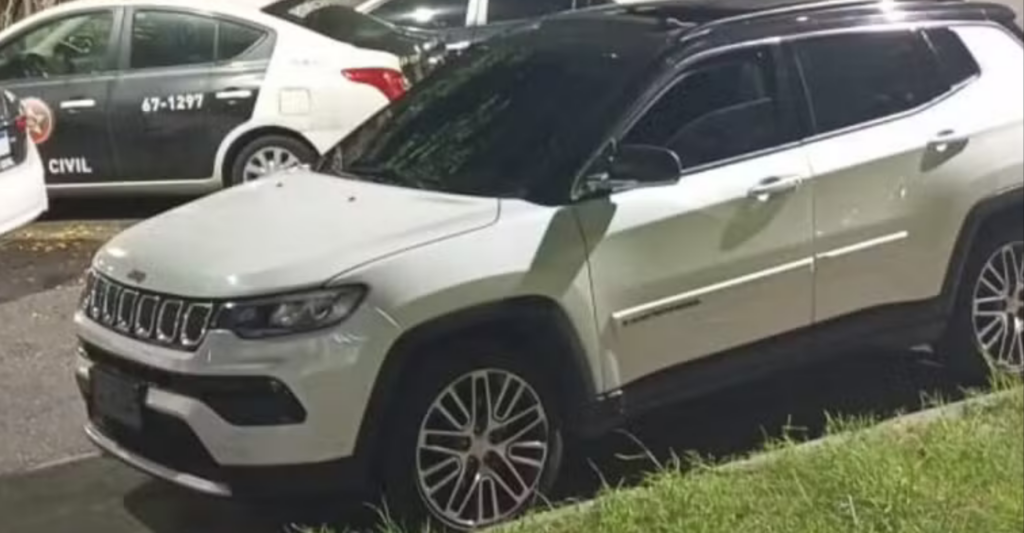Polícia recupera carro roubado de John Kennedy, do fluminense, após abordagem no Complexo do Lins.