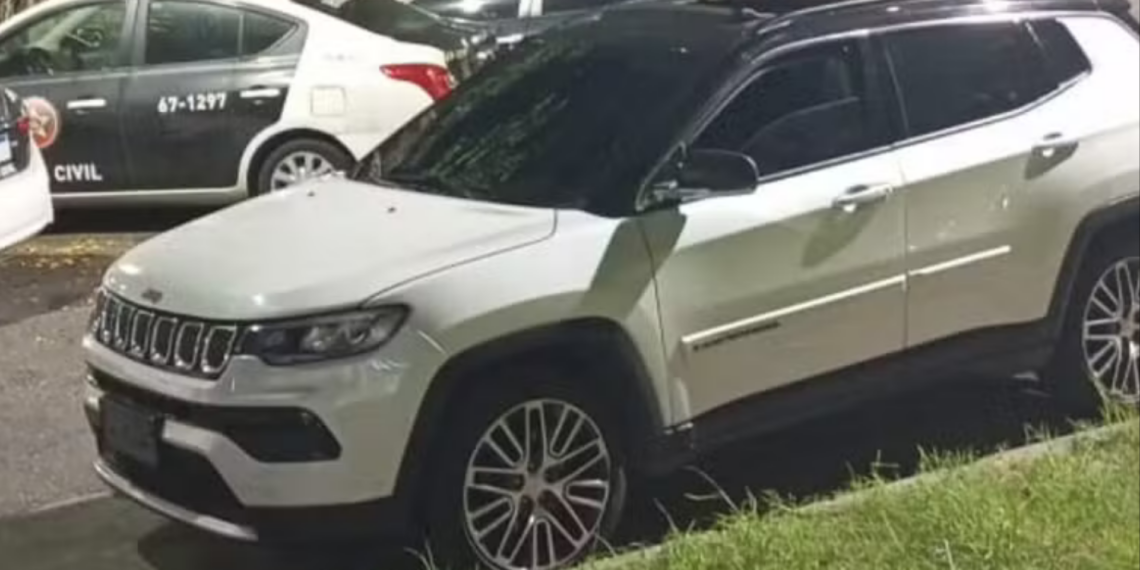 Polícia recupera carro roubado de John Kennedy, do fluminense, após abordagem no Complexo do Lins.