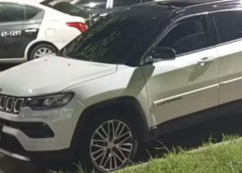 Polícia recupera carro roubado de John Kennedy, do fluminense, após abordagem no Complexo do Lins.