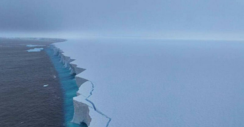 Iceberg A23a encolheu para menos de 50 km² e continua se partindo.