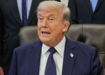 Donald Trump cancela viagem de enviados ao Paquistão para negociações com o Irã e aumenta tensão sobre futuro das conversas diplomáticas.