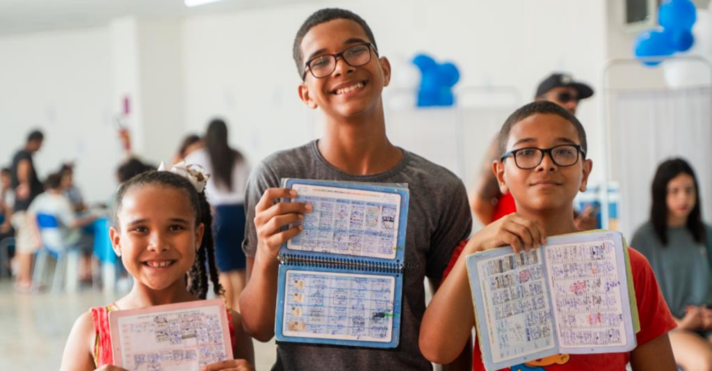 Semana de Vacinação nas Escolas começa no Brasil com foco em crianças e adolescentes de 9 meses a 15 anos.