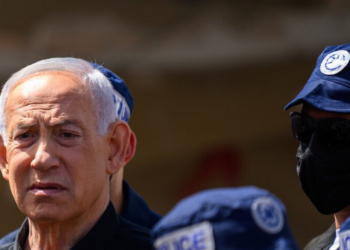 Suspensão de audiência aumenta pressão sobre Benjamin Netanyahu em julgamento por corrupção.
